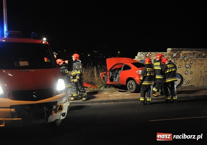 Zdjęcie w galerii na portalu naszraciborz.pl: Renault wbiło się w mur po cukrowni na 1 Maja wiadomości z regionu