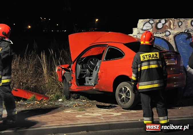 Zdjęcie w galerii na portalu naszraciborz.pl: Renault wbiło się w mur po cukrowni na 1 Maja wiadomości z regionu