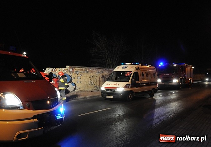 Zdjęcie w galerii na portalu naszraciborz.pl: Renault wbiło się w mur po cukrowni na 1 Maja wiadomości z regionu