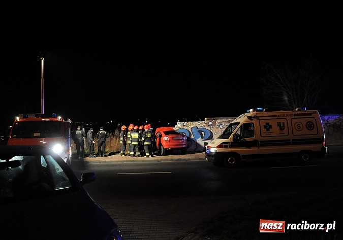 Zdjęcie w galerii na portalu naszraciborz.pl: Renault wbiło się w mur po cukrowni na 1 Maja wiadomości z regionu