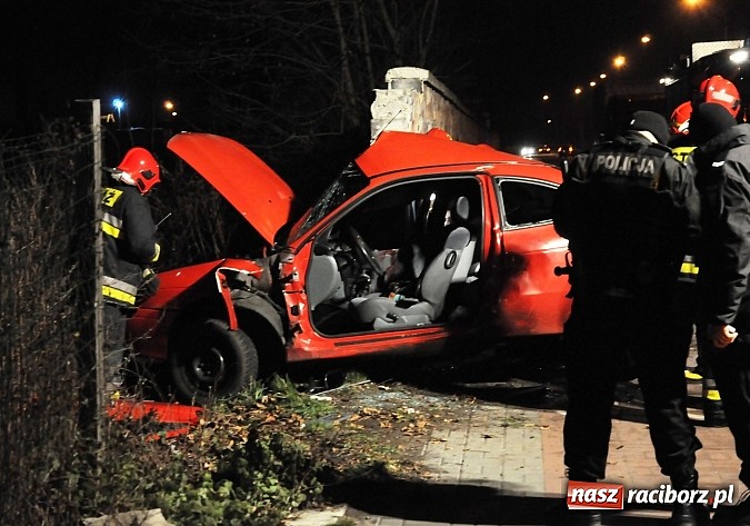 Zdjęcie w galerii na portalu naszraciborz.pl: Renault wbiło się w mur po cukrowni na 1 Maja wiadomości z regionu