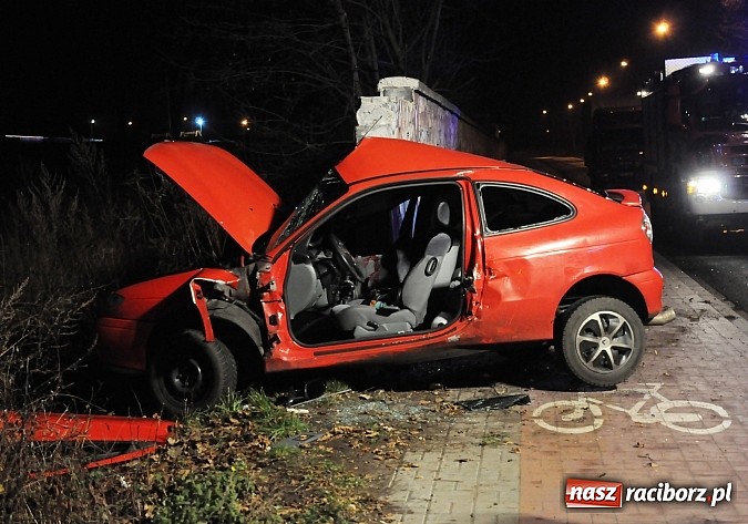 Zdjęcie w galerii na portalu naszraciborz.pl: Renault wbiło się w mur po cukrowni na 1 Maja wiadomości z regionu