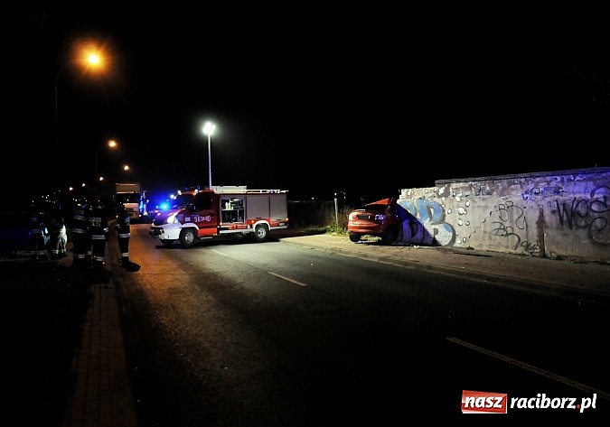 Zdjęcie w galerii na portalu naszraciborz.pl: Renault wbiło się w mur po cukrowni na 1 Maja wiadomości z regionu