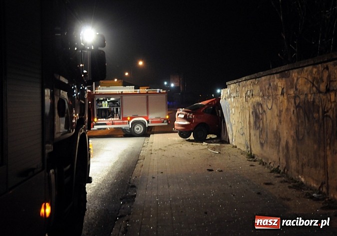 Zdjęcie w galerii na portalu naszraciborz.pl: Renault wbiło się w mur po cukrowni na 1 Maja wiadomości z regionu