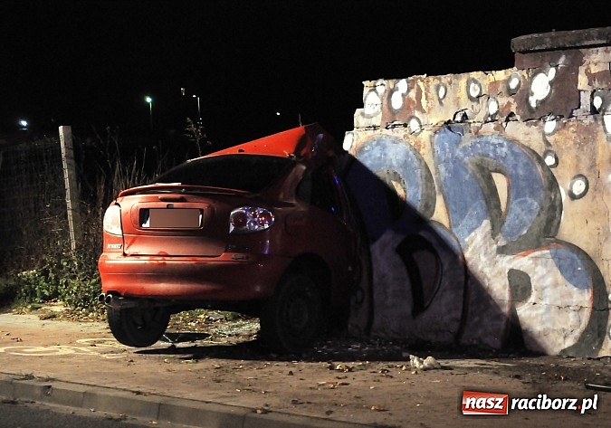 Zdjęcie w galerii na portalu naszraciborz.pl: Renault wbiło się w mur po cukrowni na 1 Maja wiadomości z regionu