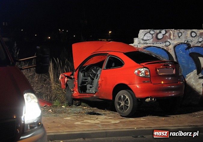Zdjęcie w galerii na portalu naszraciborz.pl: Renault wbiło się w mur po cukrowni na 1 Maja wiadomości z regionu