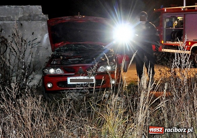 Zdjęcie w galerii na portalu naszraciborz.pl: Renault wbiło się w mur po cukrowni na 1 Maja wiadomości z regionu