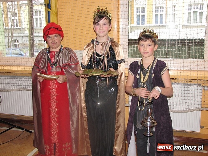Zdjęcie w galerii na portalu naszraciborz.pl: Świąteczne widowisko w Szkole Podstawowej nr 13. Wiadomości z piekła rodem wiadomości z regionu