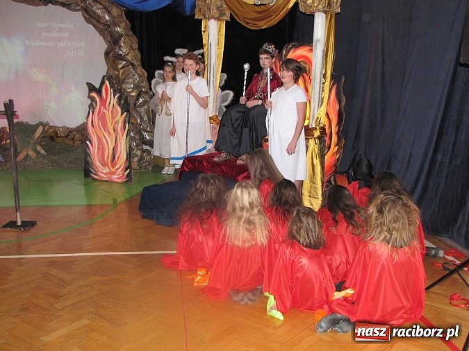 Zdjęcie w galerii na portalu naszraciborz.pl: Świąteczne widowisko w Szkole Podstawowej nr 13. Wiadomości z piekła rodem wiadomości z regionu