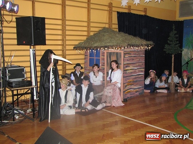 Zdjęcie w galerii na portalu naszraciborz.pl: Świąteczne widowisko w Szkole Podstawowej nr 13. Wiadomości z piekła rodem wiadomości z regionu