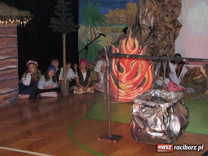 Zdjęcie w galerii na portalu naszraciborz.pl: Świąteczne widowisko w Szkole Podstawowej nr 13. Wiadomości z piekła rodem wiadomości z regionu