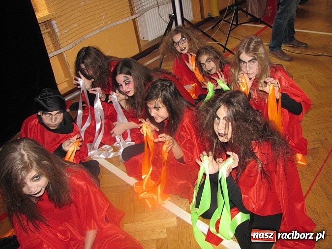 Zdjęcie w galerii na portalu naszraciborz.pl: Świąteczne widowisko w Szkole Podstawowej nr 13. Wiadomości z piekła rodem wiadomości z regionu