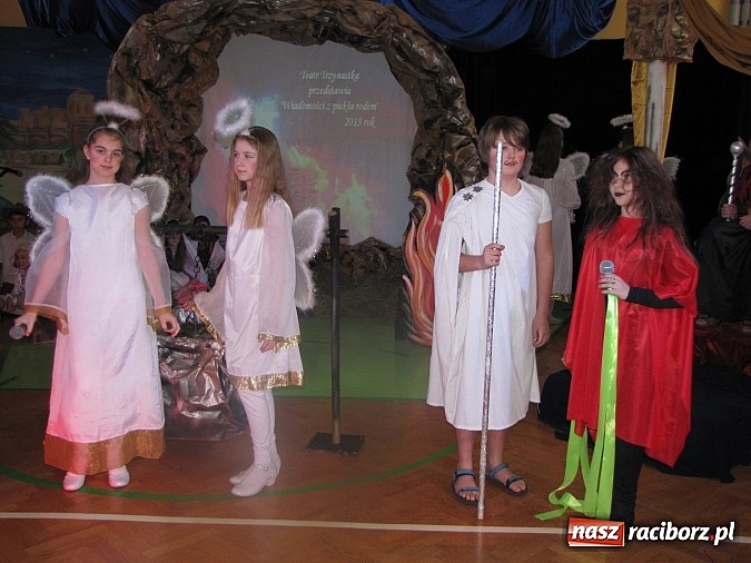 Zdjęcie w galerii na portalu naszraciborz.pl: Świąteczne widowisko w Szkole Podstawowej nr 13. Wiadomości z piekła rodem wiadomości z regionu