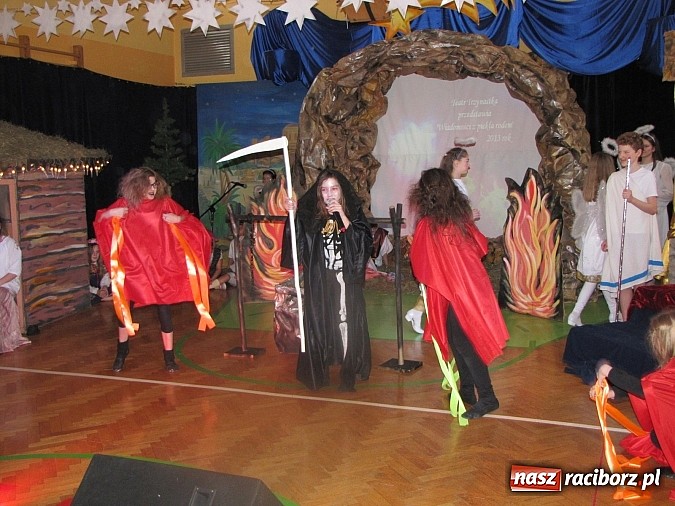 Zdjęcie w galerii na portalu naszraciborz.pl: Świąteczne widowisko w Szkole Podstawowej nr 13. Wiadomości z piekła rodem wiadomości z regionu