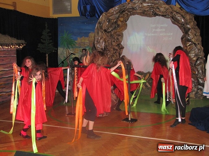 Zdjęcie w galerii na portalu naszraciborz.pl: Świąteczne widowisko w Szkole Podstawowej nr 13. Wiadomości z piekła rodem wiadomości z regionu