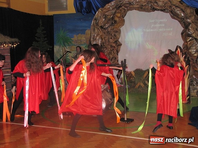 Zdjęcie w galerii na portalu naszraciborz.pl: Świąteczne widowisko w Szkole Podstawowej nr 13. Wiadomości z piekła rodem wiadomości z regionu