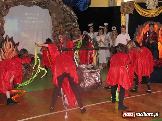 Zdjęcie w galerii na portalu naszraciborz.pl: Świąteczne widowisko w Szkole Podstawowej nr 13. Wiadomości z piekła rodem wiadomości z regionu