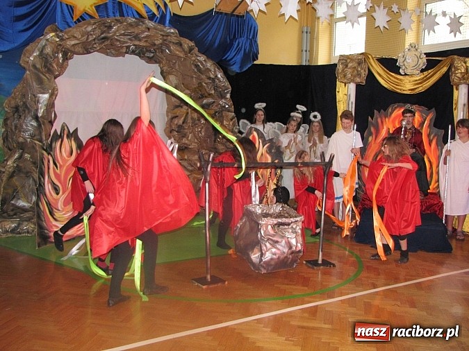 Zdjęcie w galerii na portalu naszraciborz.pl: Świąteczne widowisko w Szkole Podstawowej nr 13. Wiadomości z piekła rodem wiadomości z regionu