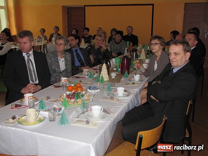 Zdjęcie w galerii na portalu naszraciborz.pl: Świąteczne widowisko w Szkole Podstawowej nr 13. Wiadomości z piekła rodem wiadomości z regionu