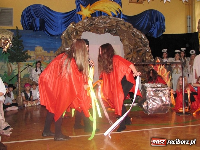 Zdjęcie w galerii na portalu naszraciborz.pl: Świąteczne widowisko w Szkole Podstawowej nr 13. Wiadomości z piekła rodem wiadomości z regionu