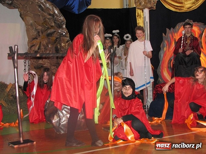 Zdjęcie w galerii na portalu naszraciborz.pl: Świąteczne widowisko w Szkole Podstawowej nr 13. Wiadomości z piekła rodem wiadomości z regionu