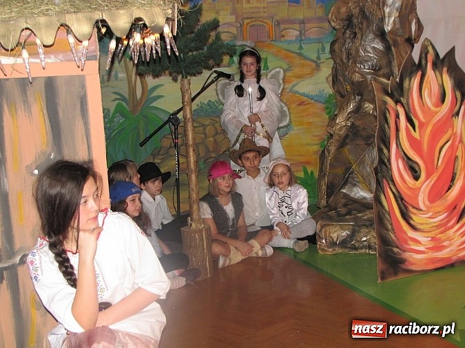 Zdjęcie w galerii na portalu naszraciborz.pl: Świąteczne widowisko w Szkole Podstawowej nr 13. Wiadomości z piekła rodem wiadomości z regionu