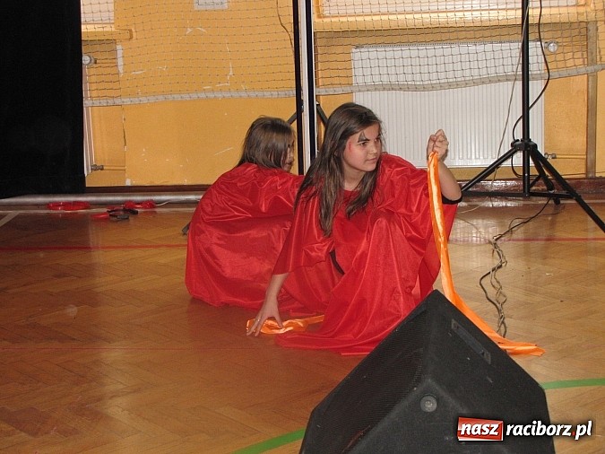 Zdjęcie w galerii na portalu naszraciborz.pl: Świąteczne widowisko w Szkole Podstawowej nr 13. Wiadomości z piekła rodem wiadomości z regionu