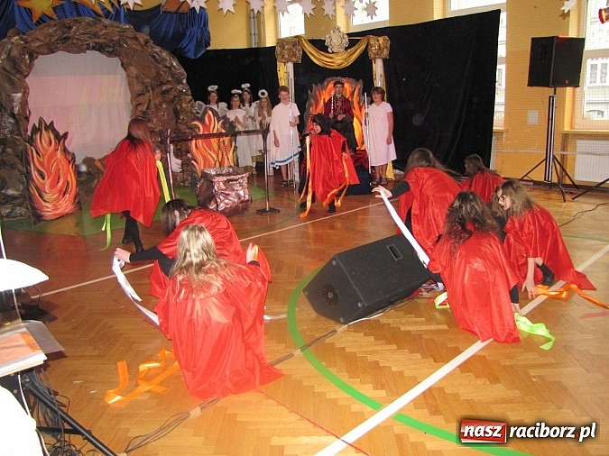 Zdjęcie w galerii na portalu naszraciborz.pl: Świąteczne widowisko w Szkole Podstawowej nr 13. Wiadomości z piekła rodem wiadomości z regionu
