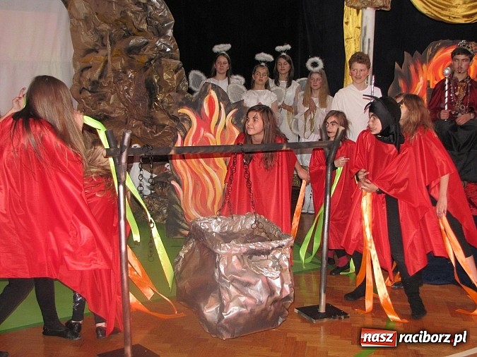 Zdjęcie w galerii na portalu naszraciborz.pl: Świąteczne widowisko w Szkole Podstawowej nr 13. Wiadomości z piekła rodem wiadomości z regionu
