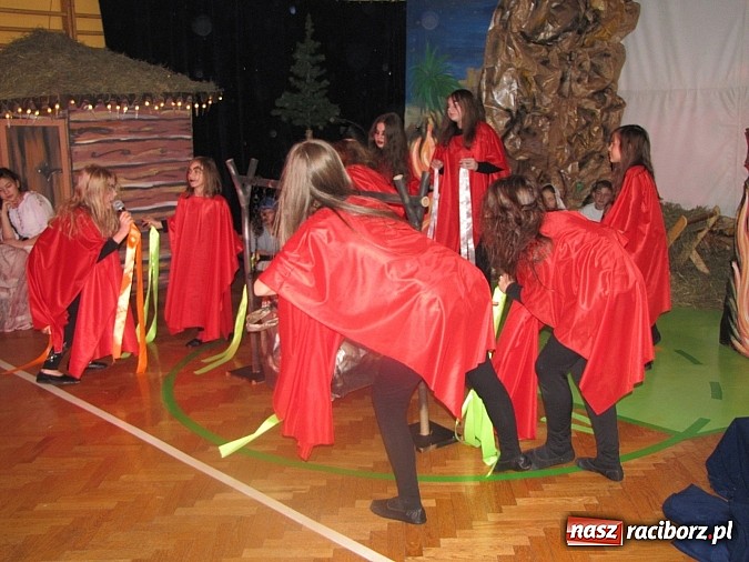 Zdjęcie w galerii na portalu naszraciborz.pl: Świąteczne widowisko w Szkole Podstawowej nr 13. Wiadomości z piekła rodem wiadomości z regionu