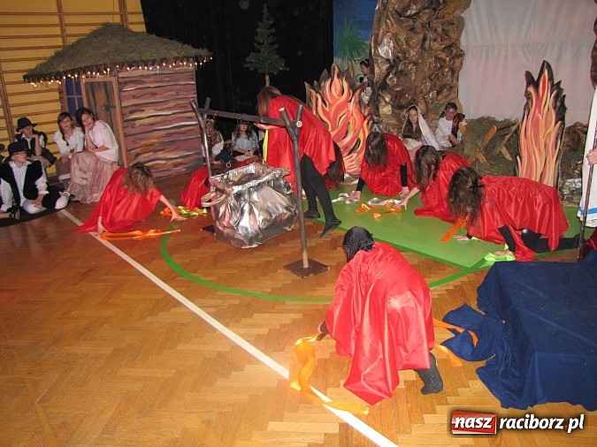 Zdjęcie w galerii na portalu naszraciborz.pl: Świąteczne widowisko w Szkole Podstawowej nr 13. Wiadomości z piekła rodem wiadomości z regionu