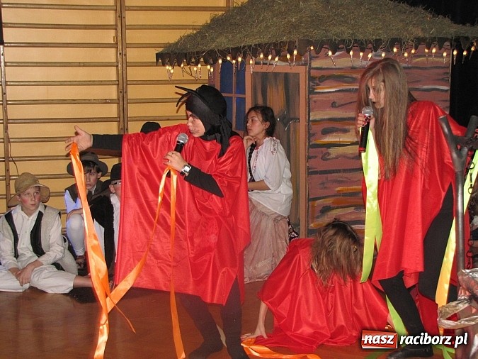 Zdjęcie w galerii na portalu naszraciborz.pl: Świąteczne widowisko w Szkole Podstawowej nr 13. Wiadomości z piekła rodem wiadomości z regionu