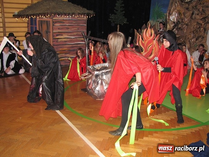 Zdjęcie w galerii na portalu naszraciborz.pl: Świąteczne widowisko w Szkole Podstawowej nr 13. Wiadomości z piekła rodem wiadomości z regionu