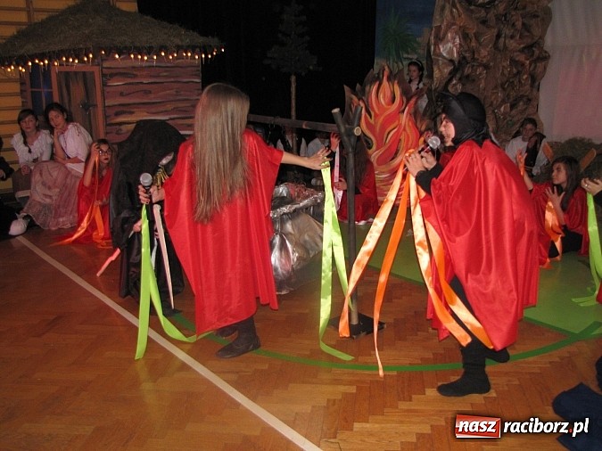 Zdjęcie w galerii na portalu naszraciborz.pl: Świąteczne widowisko w Szkole Podstawowej nr 13. Wiadomości z piekła rodem wiadomości z regionu