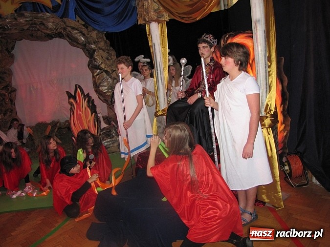 Zdjęcie w galerii na portalu naszraciborz.pl: Świąteczne widowisko w Szkole Podstawowej nr 13. Wiadomości z piekła rodem wiadomości z regionu