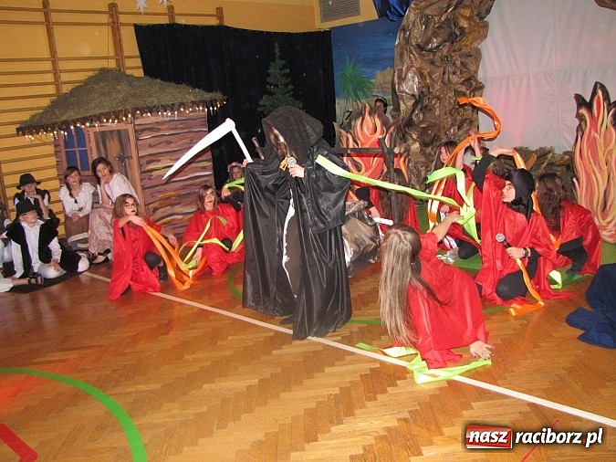 Zdjęcie w galerii na portalu naszraciborz.pl: Świąteczne widowisko w Szkole Podstawowej nr 13. Wiadomości z piekła rodem wiadomości z regionu