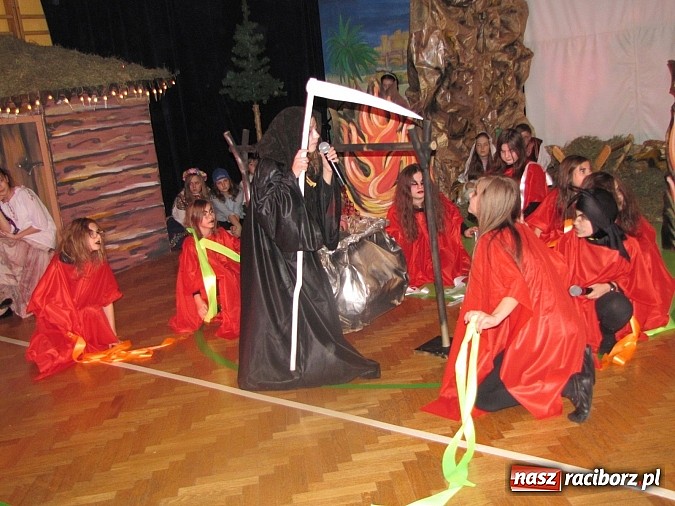 Zdjęcie w galerii na portalu naszraciborz.pl: Świąteczne widowisko w Szkole Podstawowej nr 13. Wiadomości z piekła rodem wiadomości z regionu