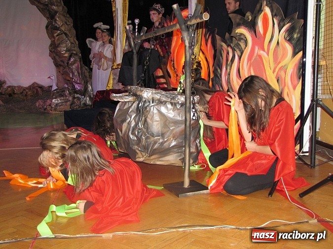 Zdjęcie w galerii na portalu naszraciborz.pl: Świąteczne widowisko w Szkole Podstawowej nr 13. Wiadomości z piekła rodem wiadomości z regionu