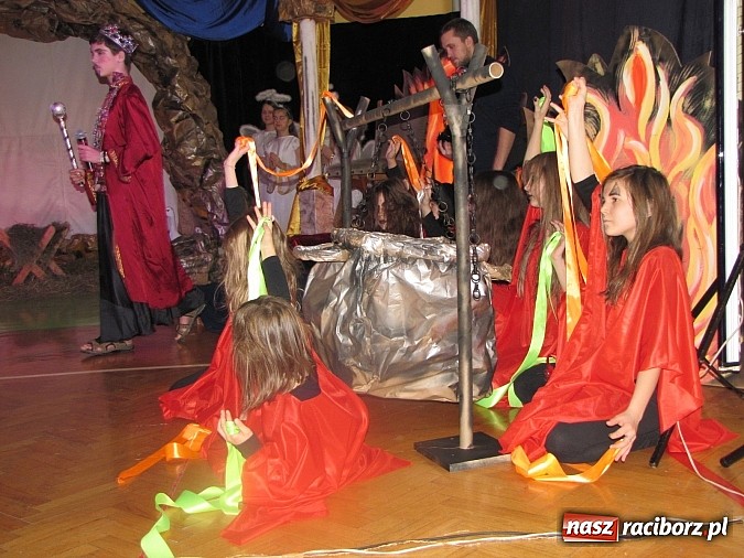 Zdjęcie w galerii na portalu naszraciborz.pl: Świąteczne widowisko w Szkole Podstawowej nr 13. Wiadomości z piekła rodem wiadomości z regionu