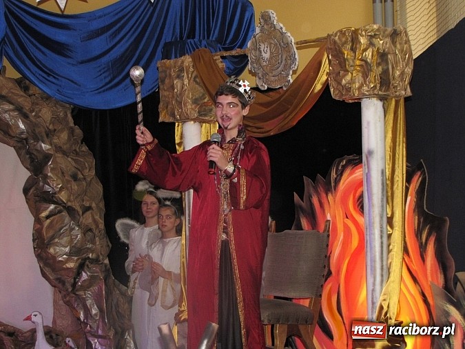 Zdjęcie w galerii na portalu naszraciborz.pl: Świąteczne widowisko w Szkole Podstawowej nr 13. Wiadomości z piekła rodem wiadomości z regionu