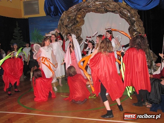 Zdjęcie w galerii na portalu naszraciborz.pl: Świąteczne widowisko w Szkole Podstawowej nr 13. Wiadomości z piekła rodem wiadomości z regionu