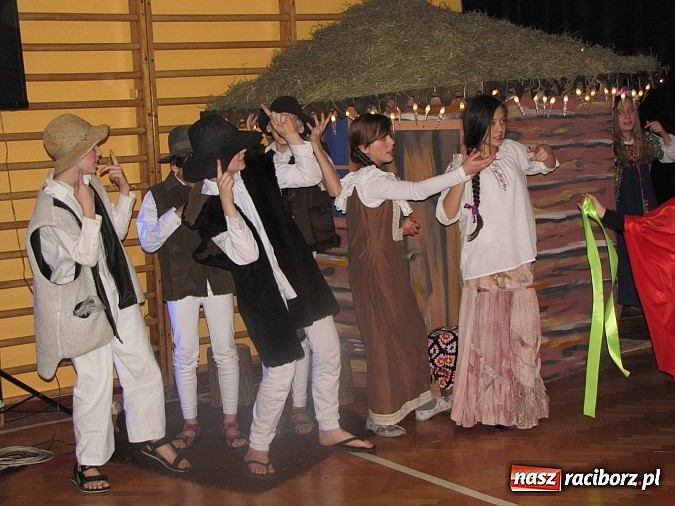 Zdjęcie w galerii na portalu naszraciborz.pl: Świąteczne widowisko w Szkole Podstawowej nr 13. Wiadomości z piekła rodem wiadomości z regionu