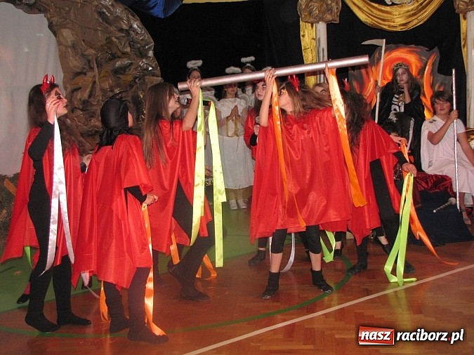 Zdjęcie w galerii na portalu naszraciborz.pl: Świąteczne widowisko w Szkole Podstawowej nr 13. Wiadomości z piekła rodem wiadomości z regionu