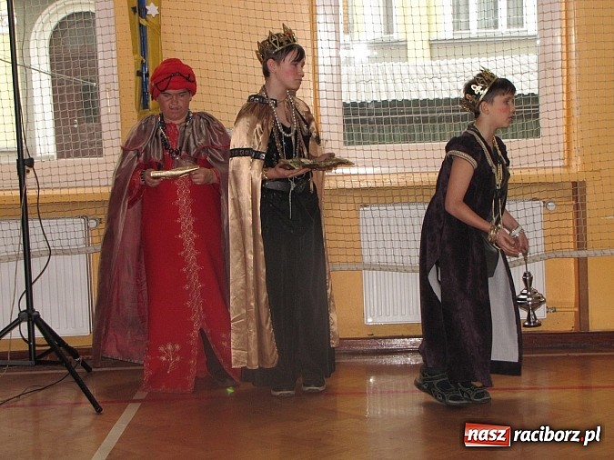 Zdjęcie w galerii na portalu naszraciborz.pl: Świąteczne widowisko w Szkole Podstawowej nr 13. Wiadomości z piekła rodem wiadomości z regionu