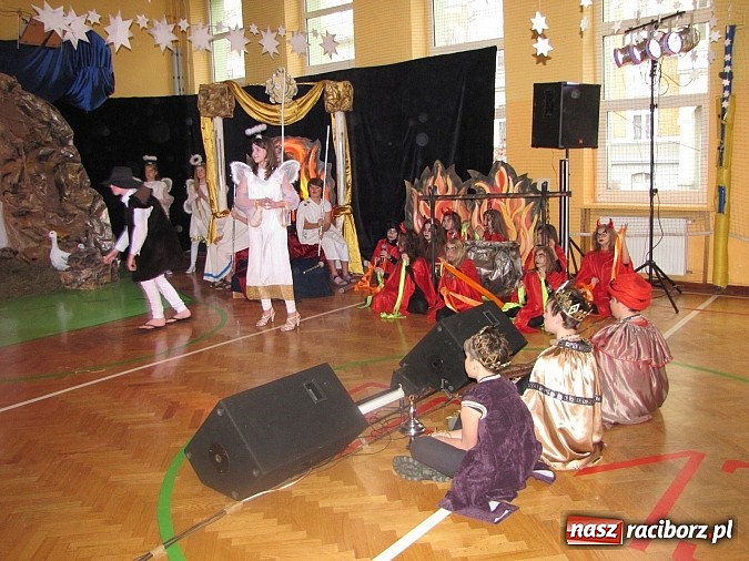 Zdjęcie w galerii na portalu naszraciborz.pl: Świąteczne widowisko w Szkole Podstawowej nr 13. Wiadomości z piekła rodem wiadomości z regionu