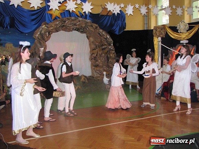 Zdjęcie w galerii na portalu naszraciborz.pl: Świąteczne widowisko w Szkole Podstawowej nr 13. Wiadomości z piekła rodem wiadomości z regionu