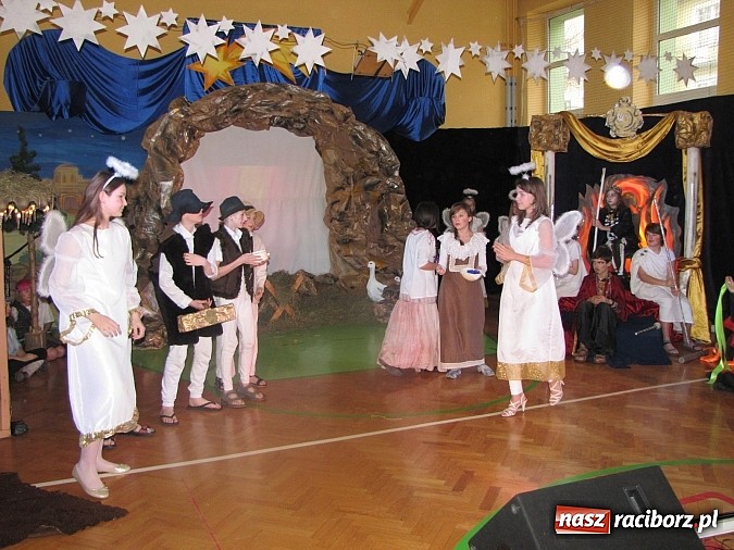 Zdjęcie w galerii na portalu naszraciborz.pl: Świąteczne widowisko w Szkole Podstawowej nr 13. Wiadomości z piekła rodem wiadomości z regionu