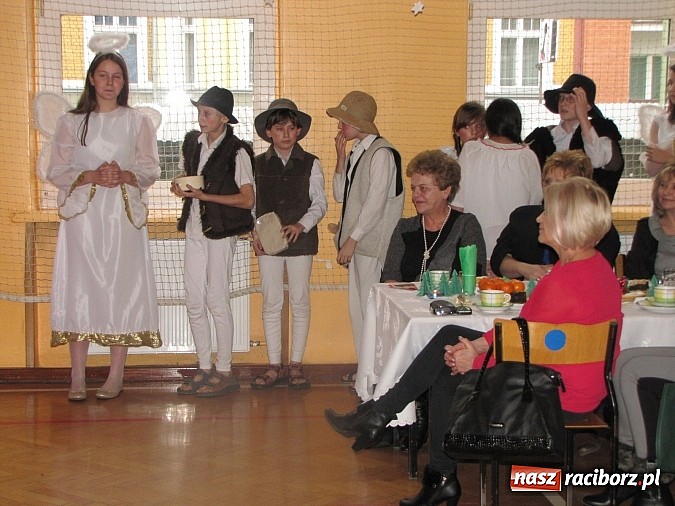 Zdjęcie w galerii na portalu naszraciborz.pl: Świąteczne widowisko w Szkole Podstawowej nr 13. Wiadomości z piekła rodem wiadomości z regionu
