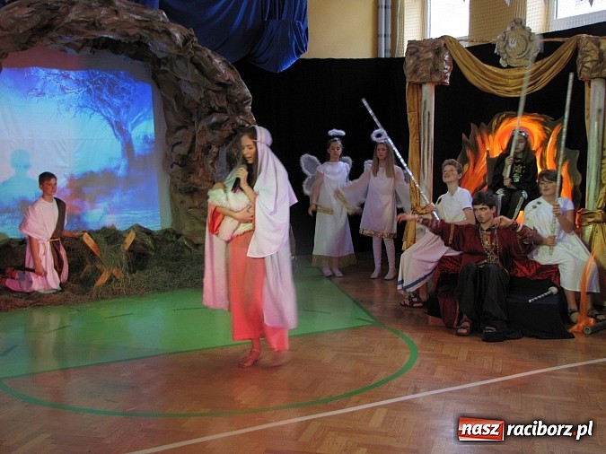 Zdjęcie w galerii na portalu naszraciborz.pl: Świąteczne widowisko w Szkole Podstawowej nr 13. Wiadomości z piekła rodem wiadomości z regionu