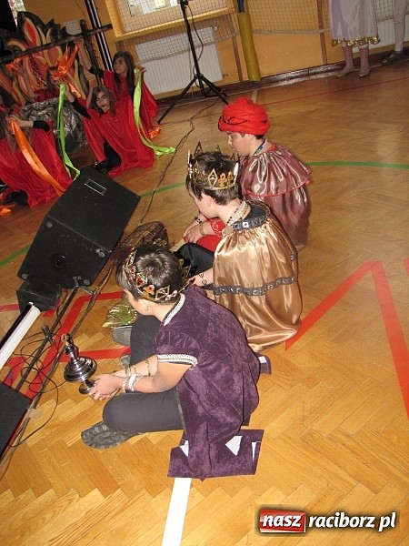 Zdjęcie w galerii na portalu naszraciborz.pl: Świąteczne widowisko w Szkole Podstawowej nr 13. Wiadomości z piekła rodem wiadomości z regionu